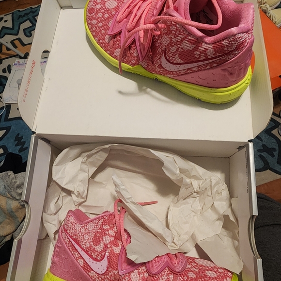 Nike Kyrie 5 “Patrick Star” is one of five sneaker collaboration with box - Picture 1 of 8